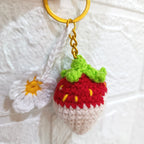 Llavero de Fresa con Margarita Tejido a Mano en Crochet