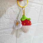 Llavero de Fresa con Margarita Tejido a Mano en Crochet