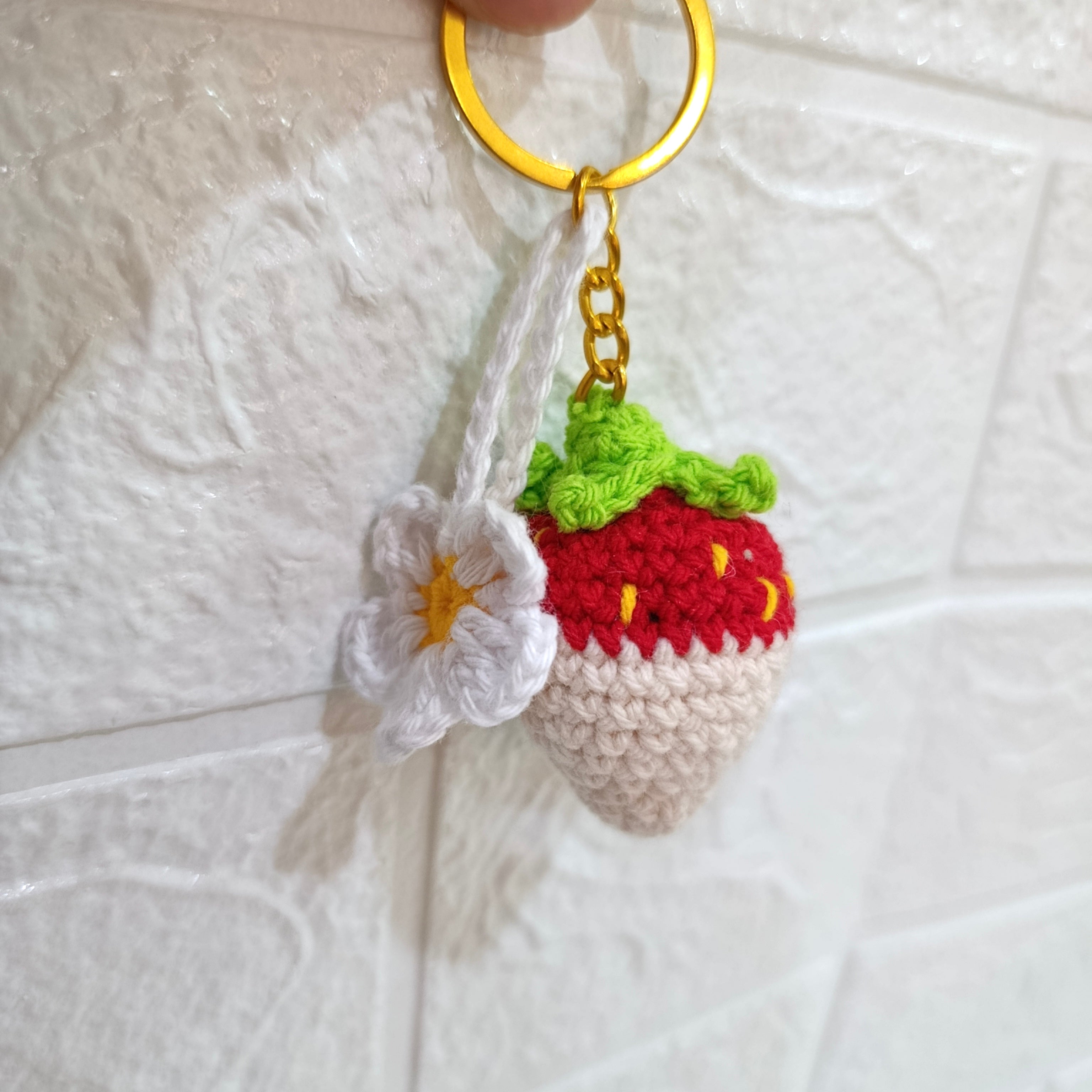 Llavero de Fresa con Margarita Tejido a Mano en Crochet
