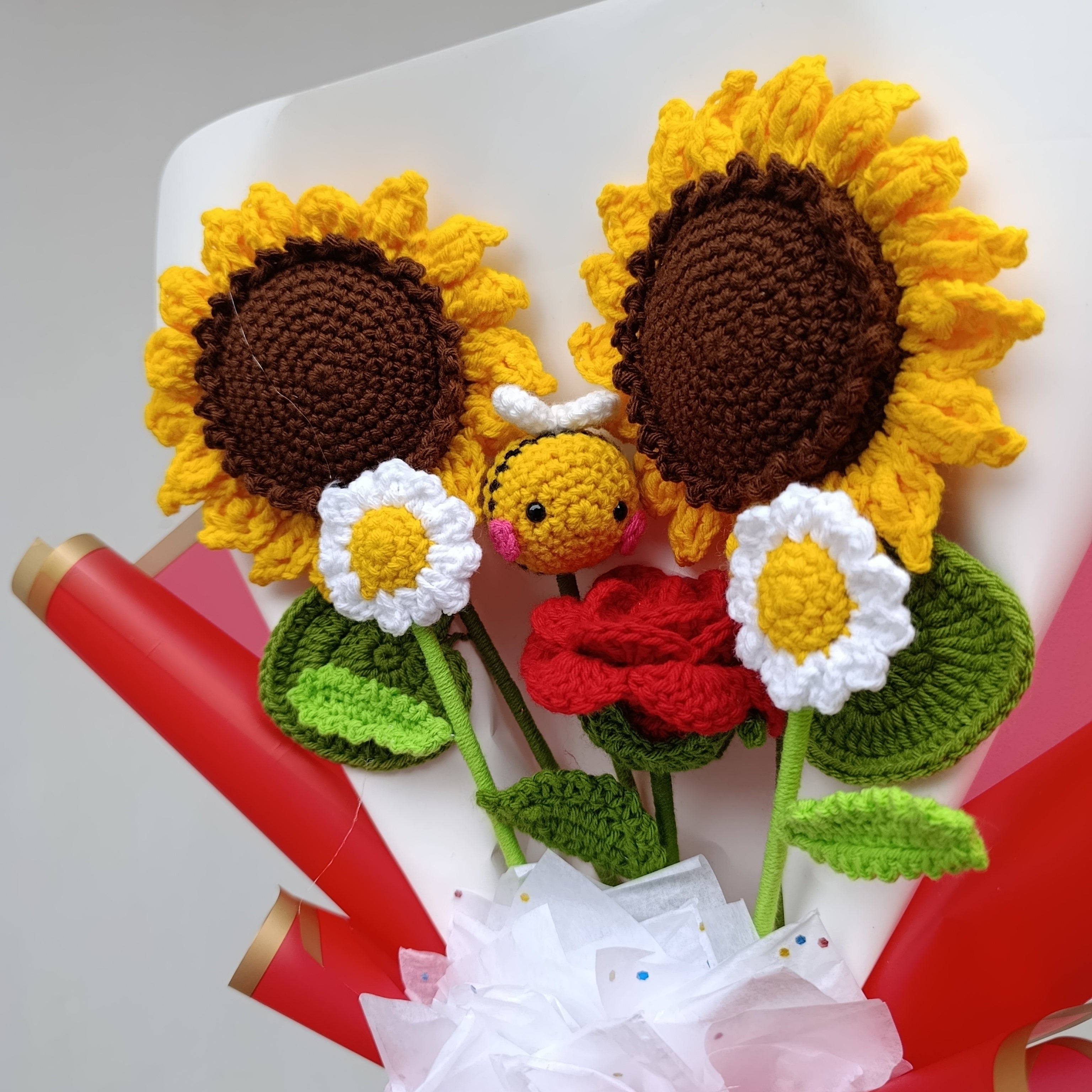 Ramo Crochet con Girasoles, Manzanillas, Rosa y Abeja Amigurumi