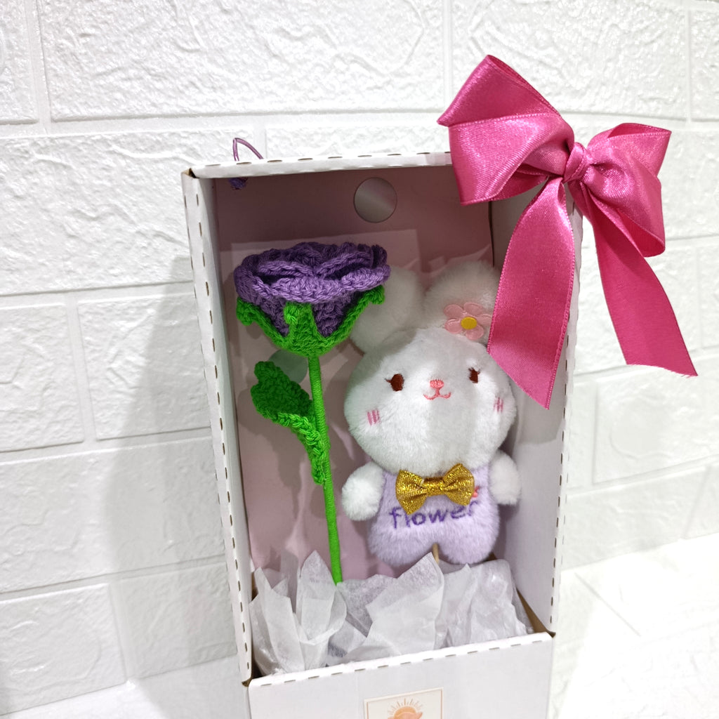 Box con Conejo de Peluche y Rosa Lila en Crochet