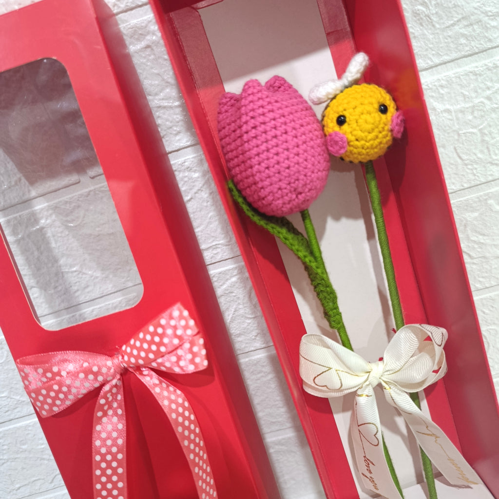 Caja Roja con Tulipán Fucsia y Abeja en Crochet