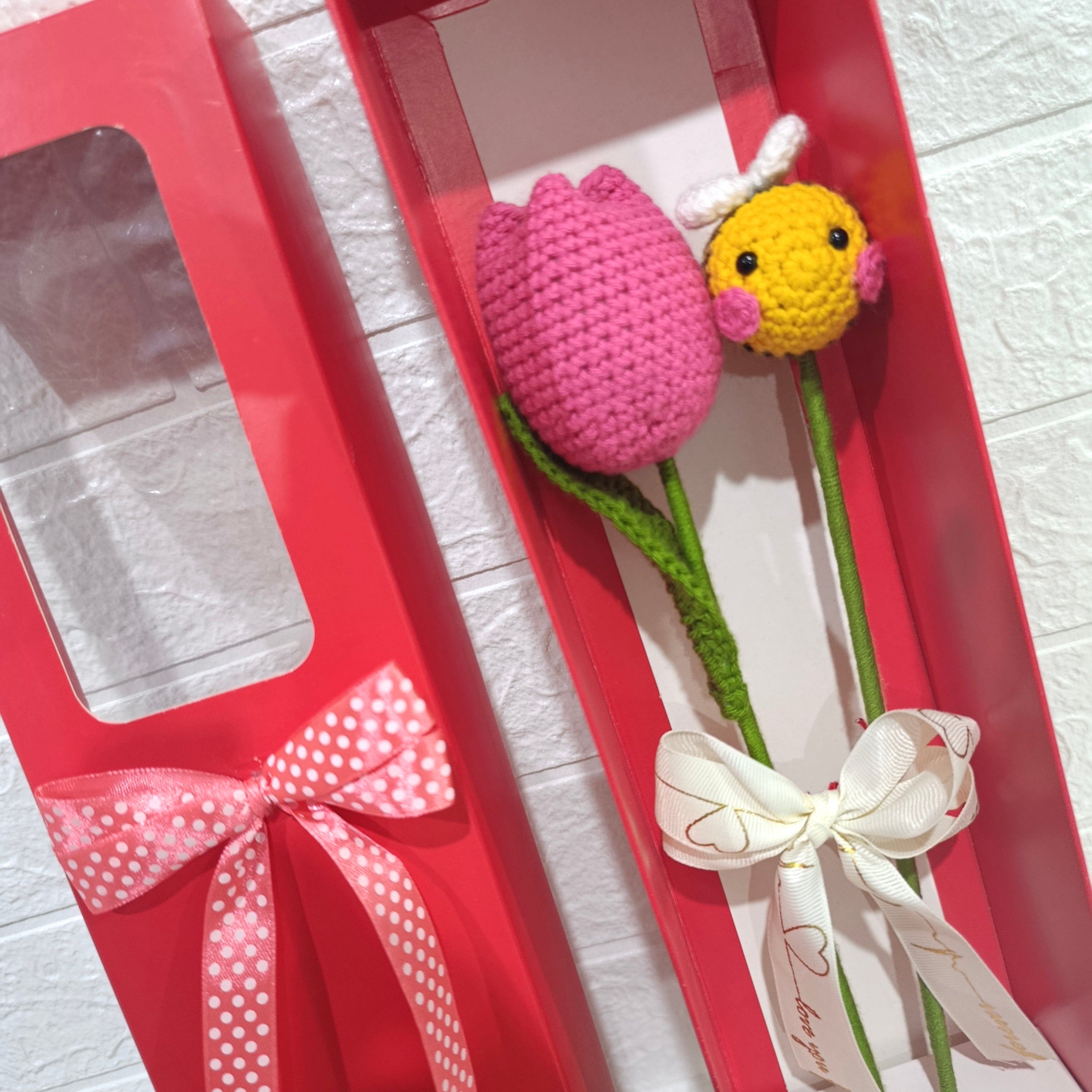 CAJA ROJA TULIPÁN FUCSIA Y ABEJA