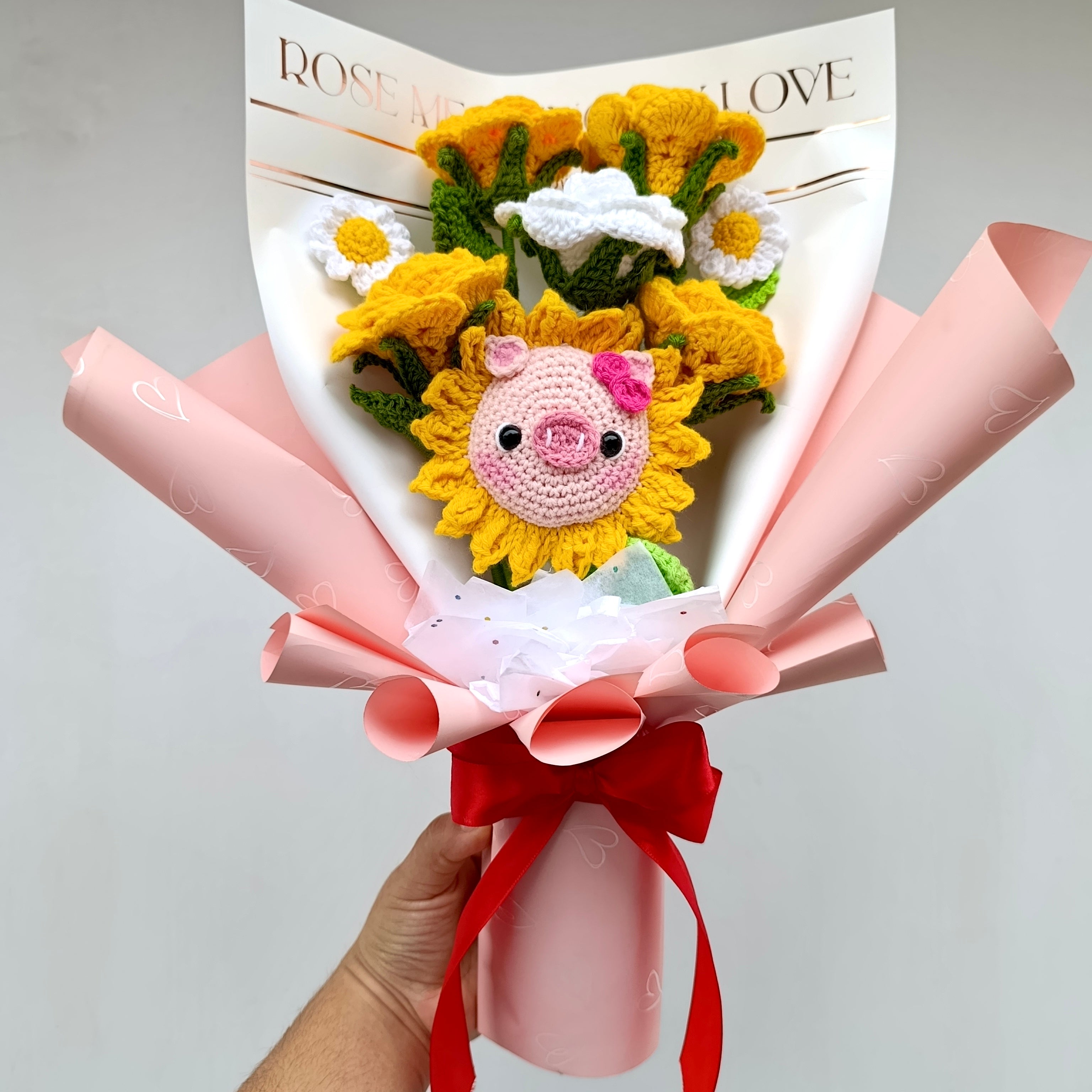 Ramo Atemporal con Girasol Cerdita y Flores en Crochet