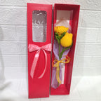 Caja Roja con Tulipán Amarillo y Rosa Roja en Crochet