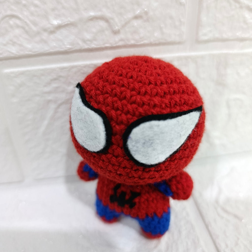 Spiderman Mediano Amigurumi – Tejido a Mano