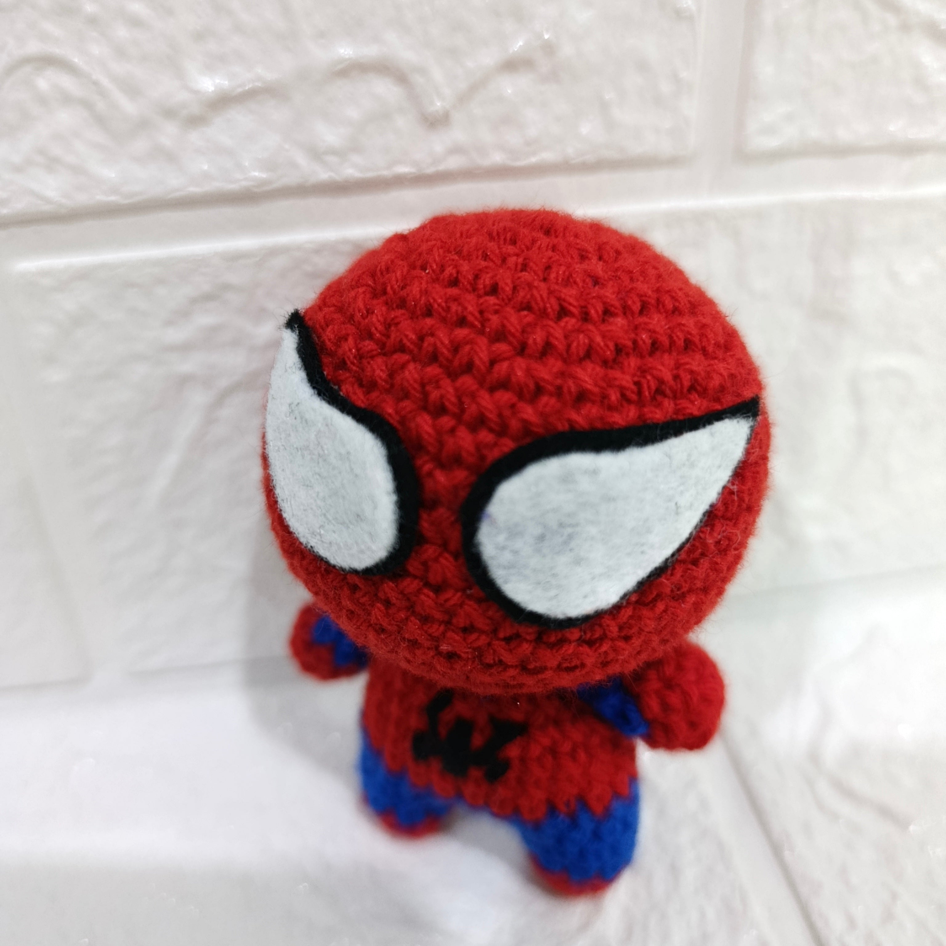 Spiderman Mediano Amigurumi – Tejido a Mano