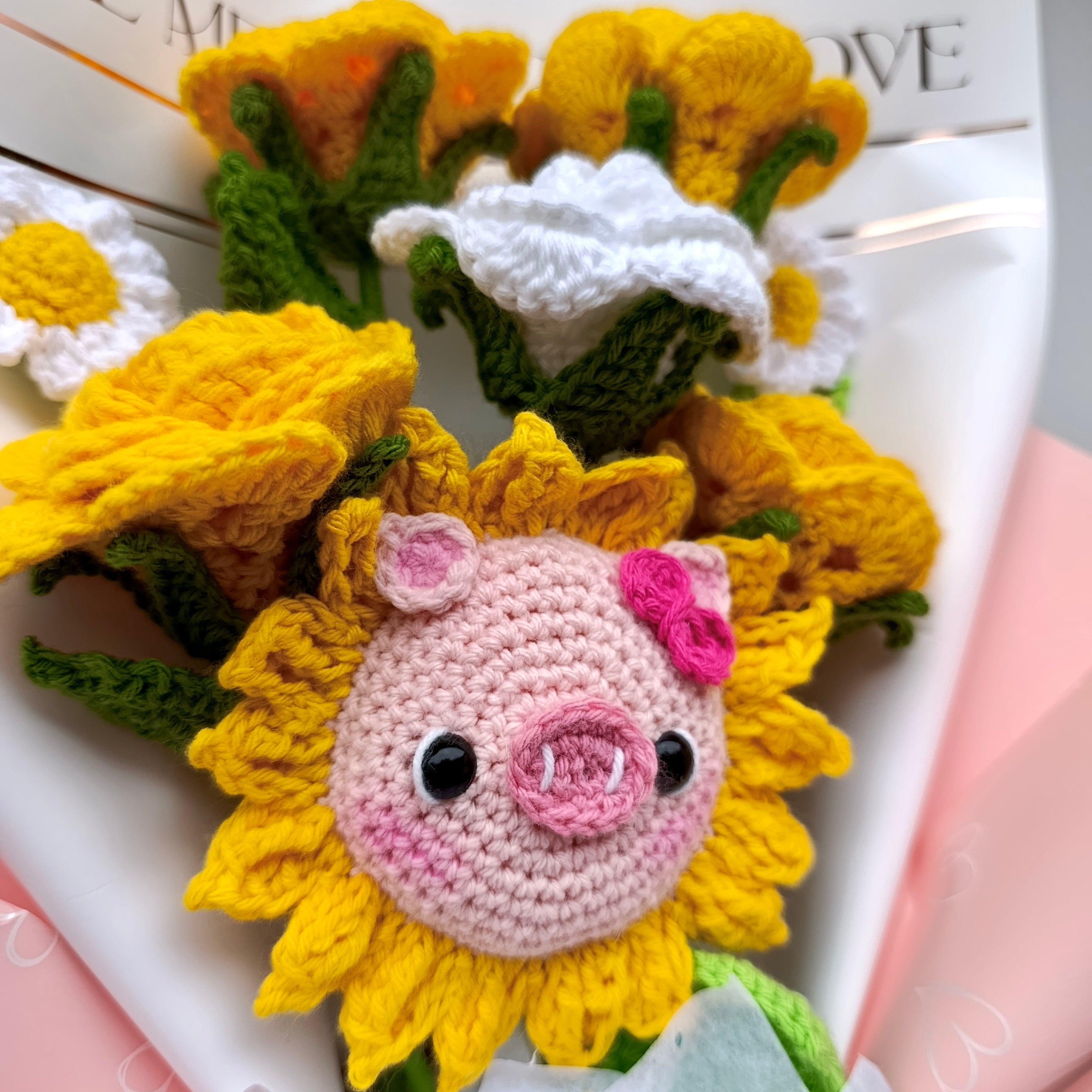 Ramo Atemporal con Girasol Cerdita y Flores en Crochet