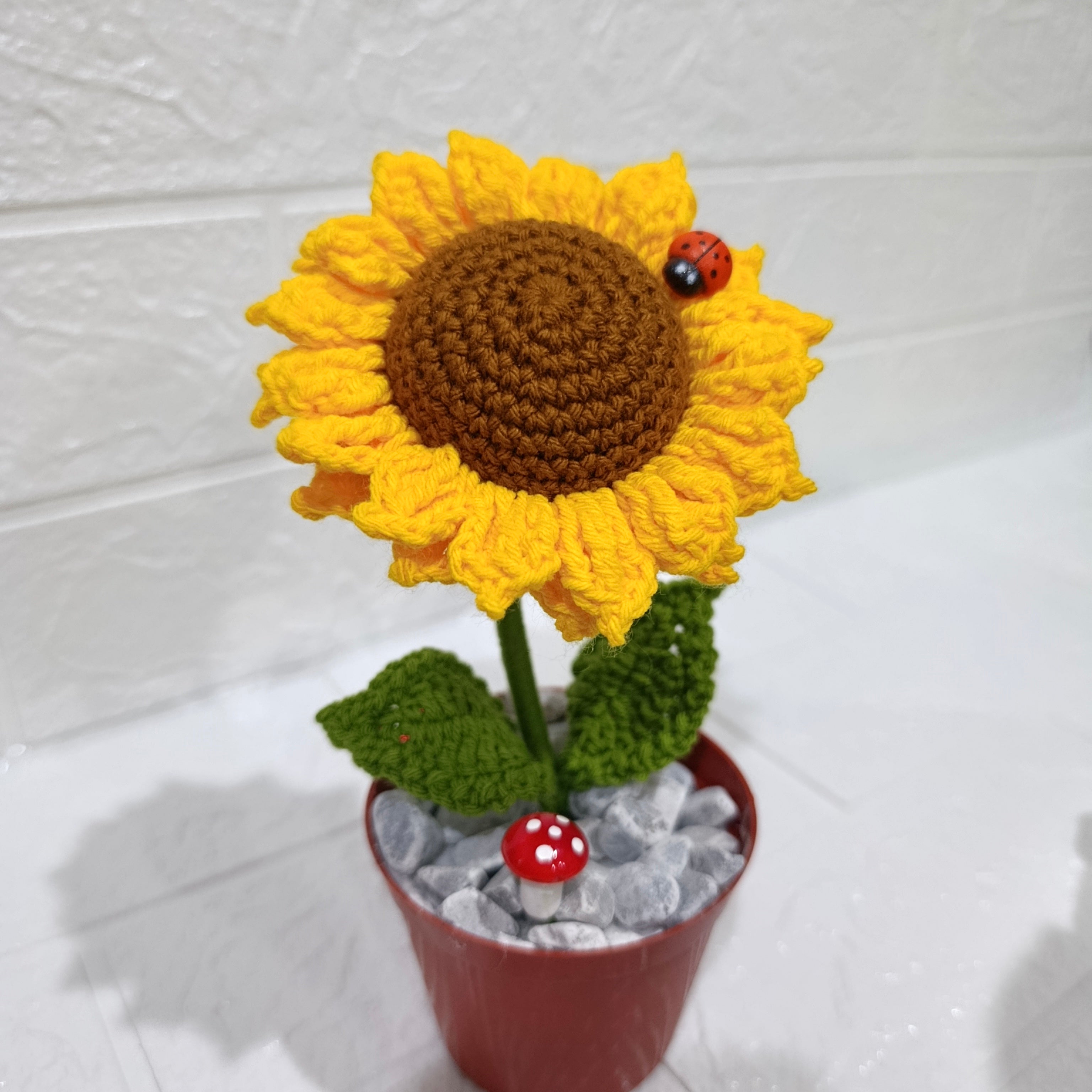 Maceta Decorativa con Girasol Tejido en Crochet (Maceta Plástica)