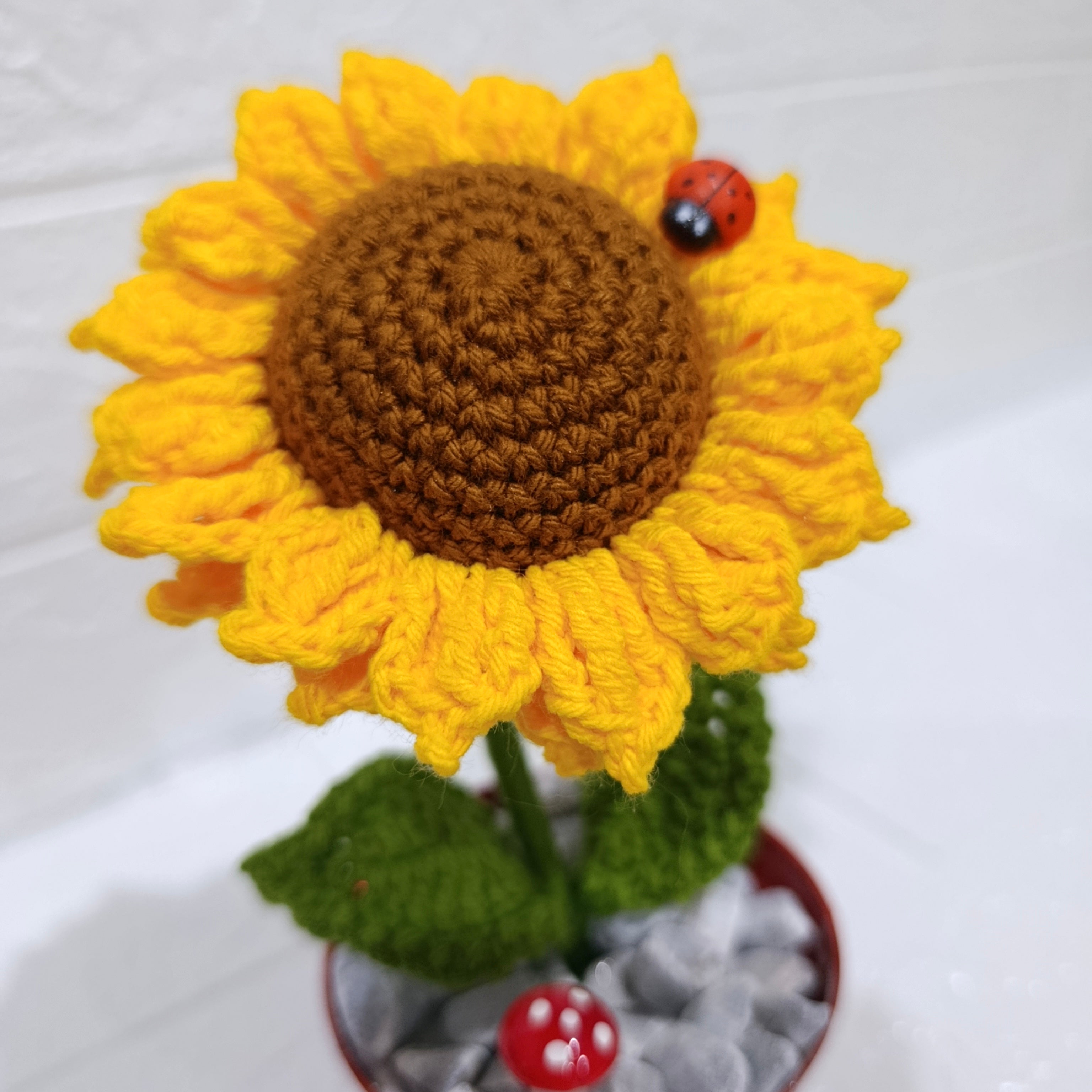 Maceta Decorativa con Girasol Tejido en Crochet (Maceta Plástica)