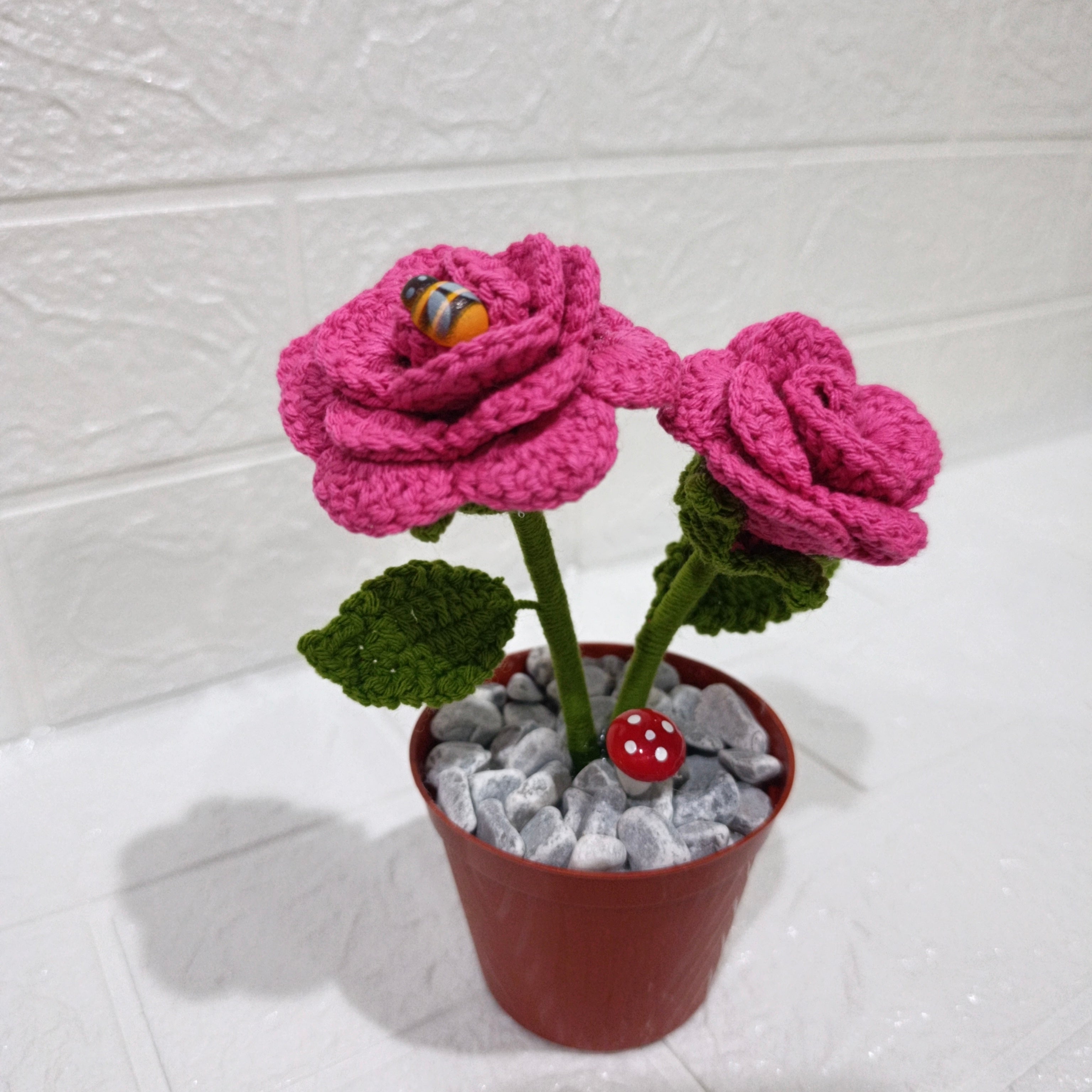 Maceta Decorativa con 2 Rosas Tejidas en Crochet