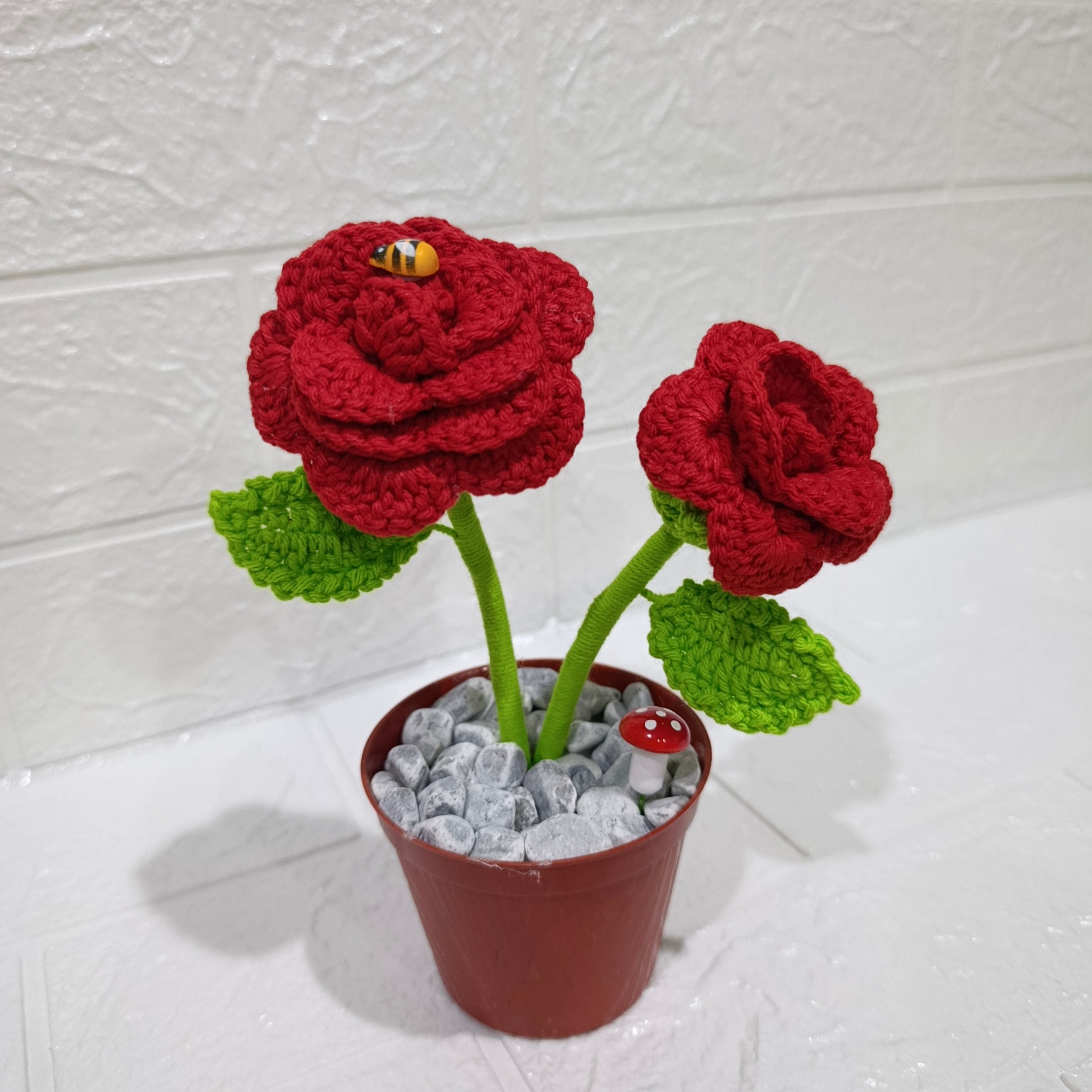Maceta Decorativa con 2 Rosas Tejidas en Crochet