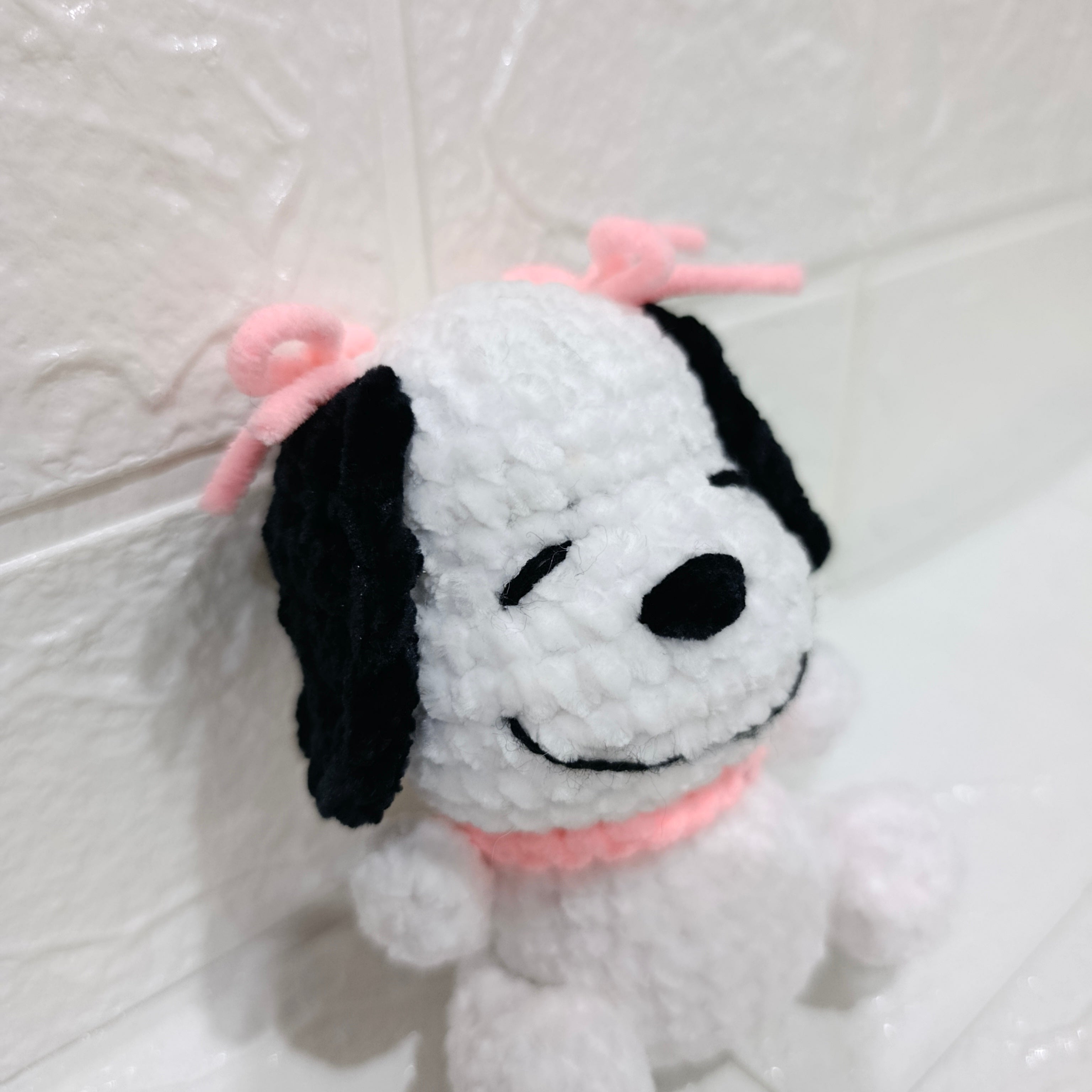 Snoopy Amigurumi en Hilo Chenille – Tejido a Mano