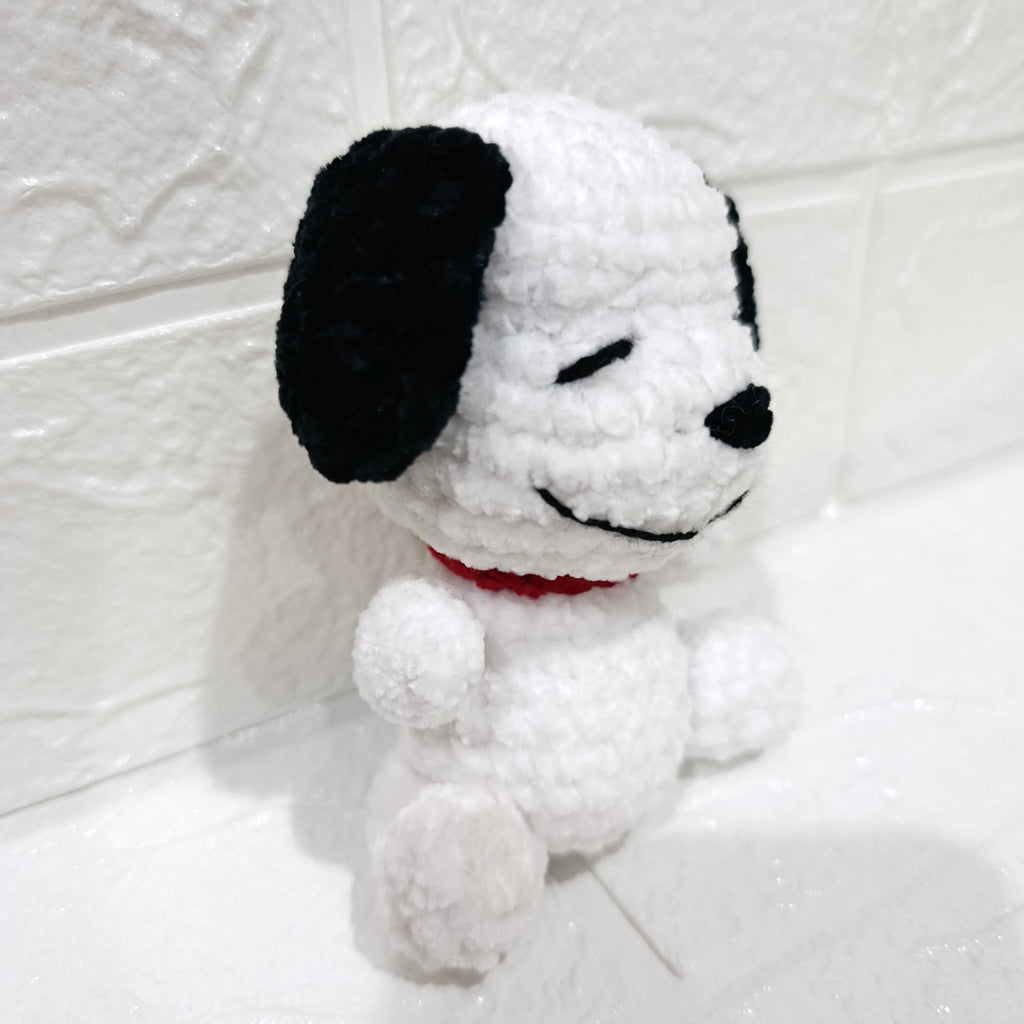 Snoopy Amigurumi en Hilo Chenille – Tejido a Mano