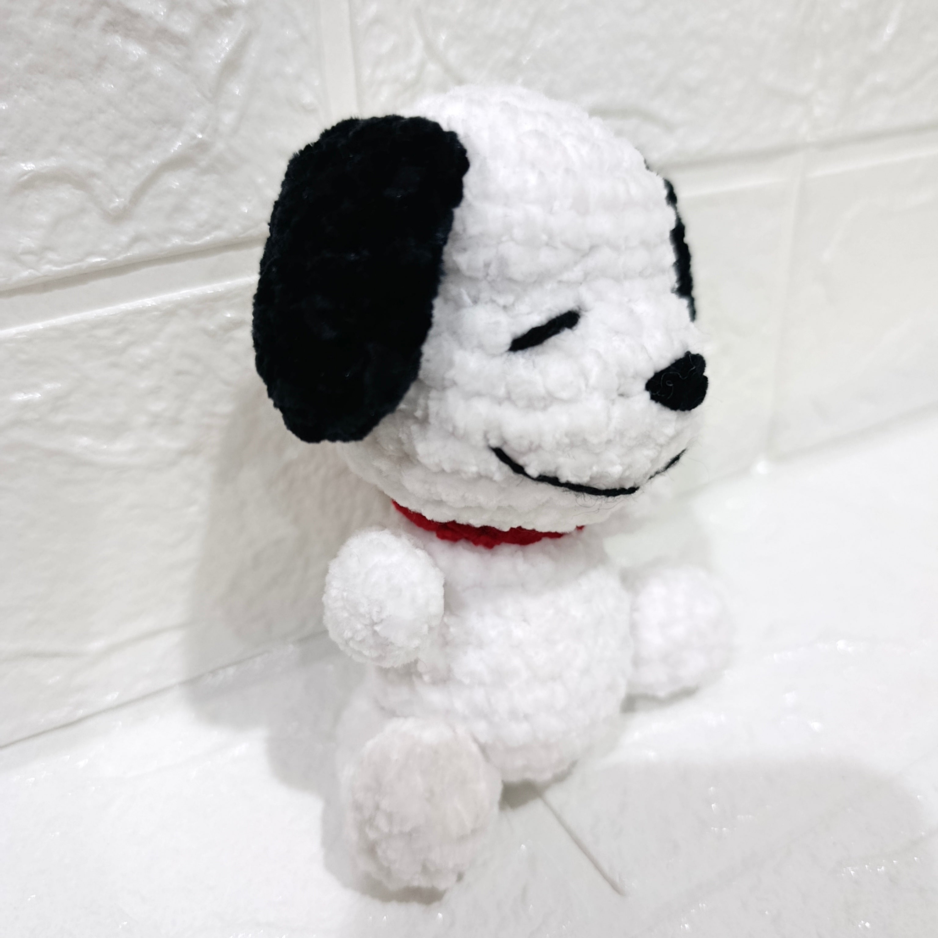 Snoopy Amigurumi en Hilo Chenille – Tejido a Mano
