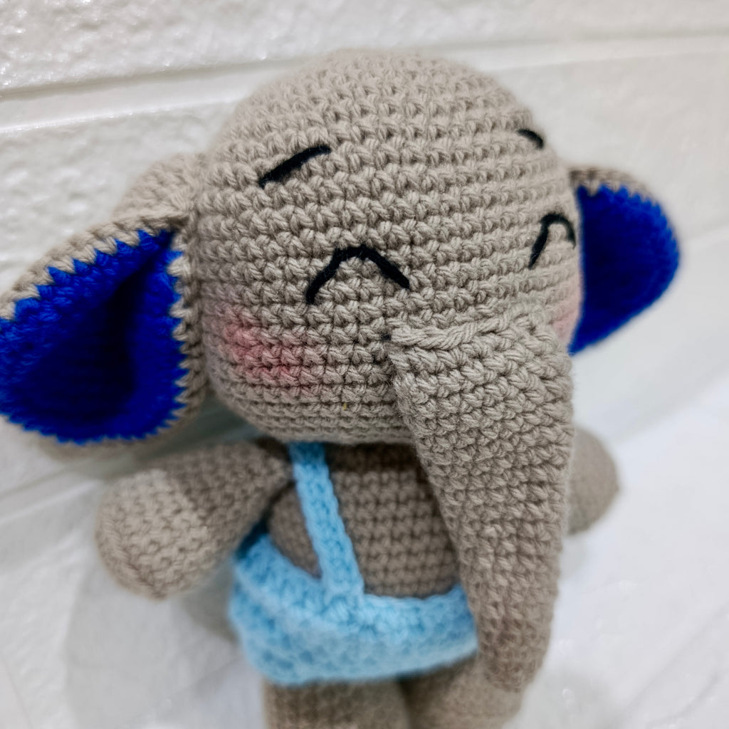 Elefante Amigurumi Gris con Overol Tejido a Mano