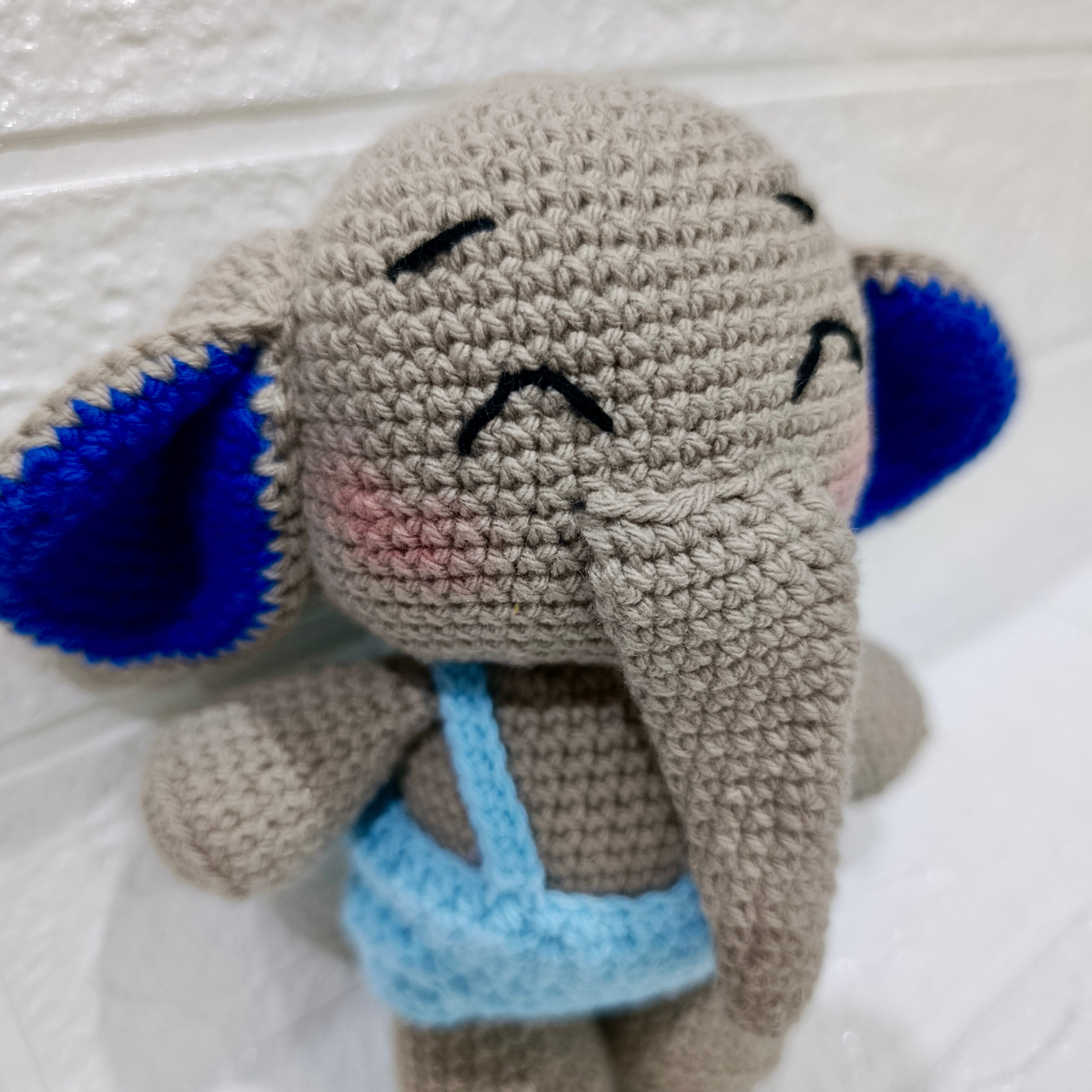 Elefante Amigurumi Gris con Overol Tejido a Mano