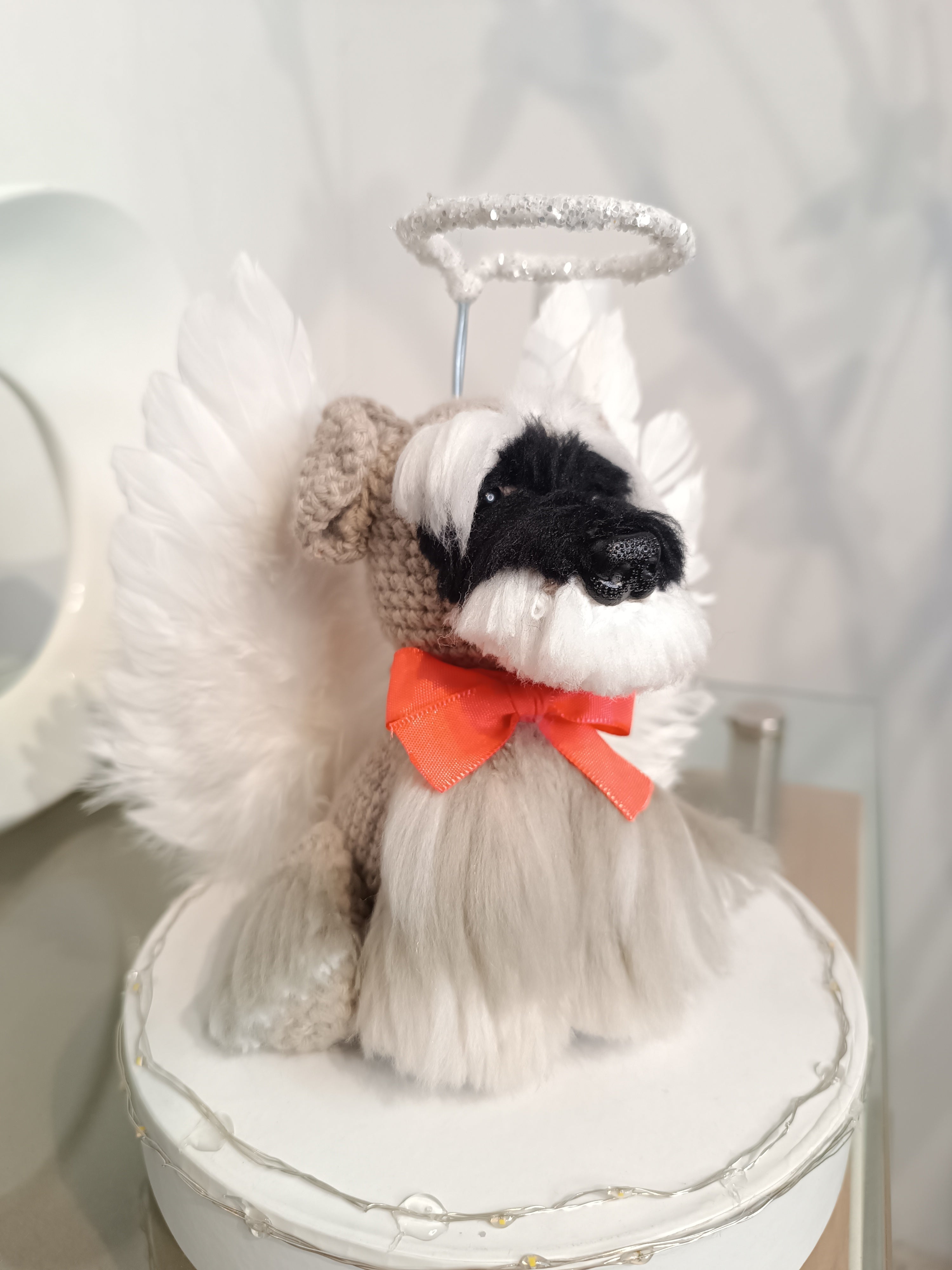 mascota schnauzer tejida con alas
