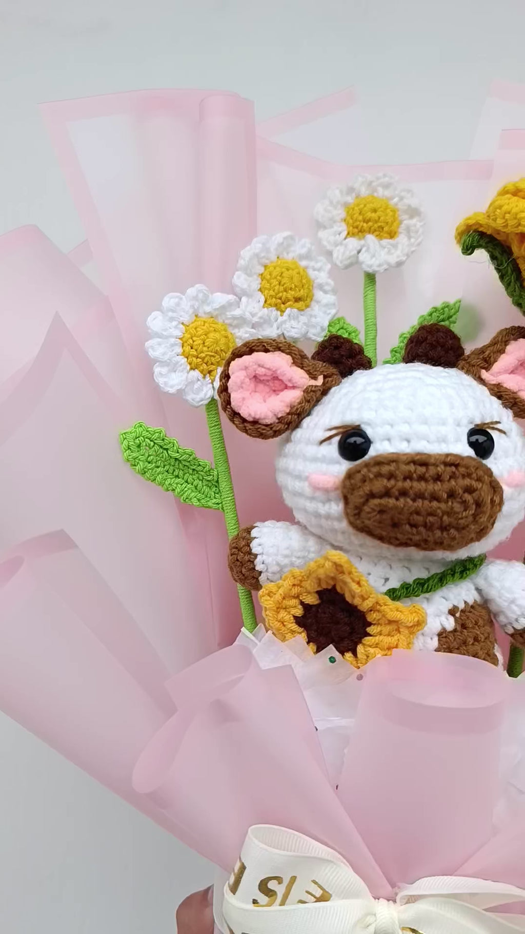 Ramo Premium con Rosa, Manzanillas y Vaquita Tejida