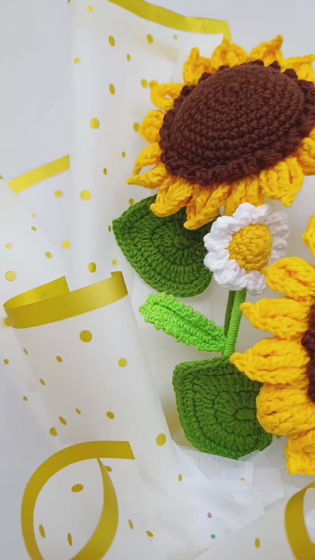 Ramo Premium de Girasoles Tejidos con Abeja
