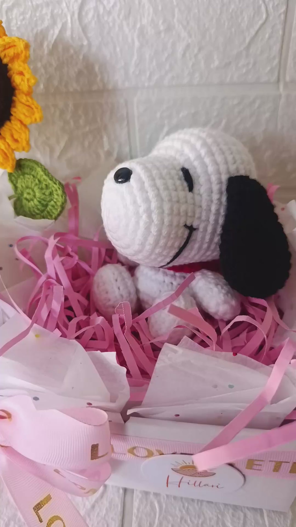 Box Regalo con Perrito Blanco Tejido y Girasoles