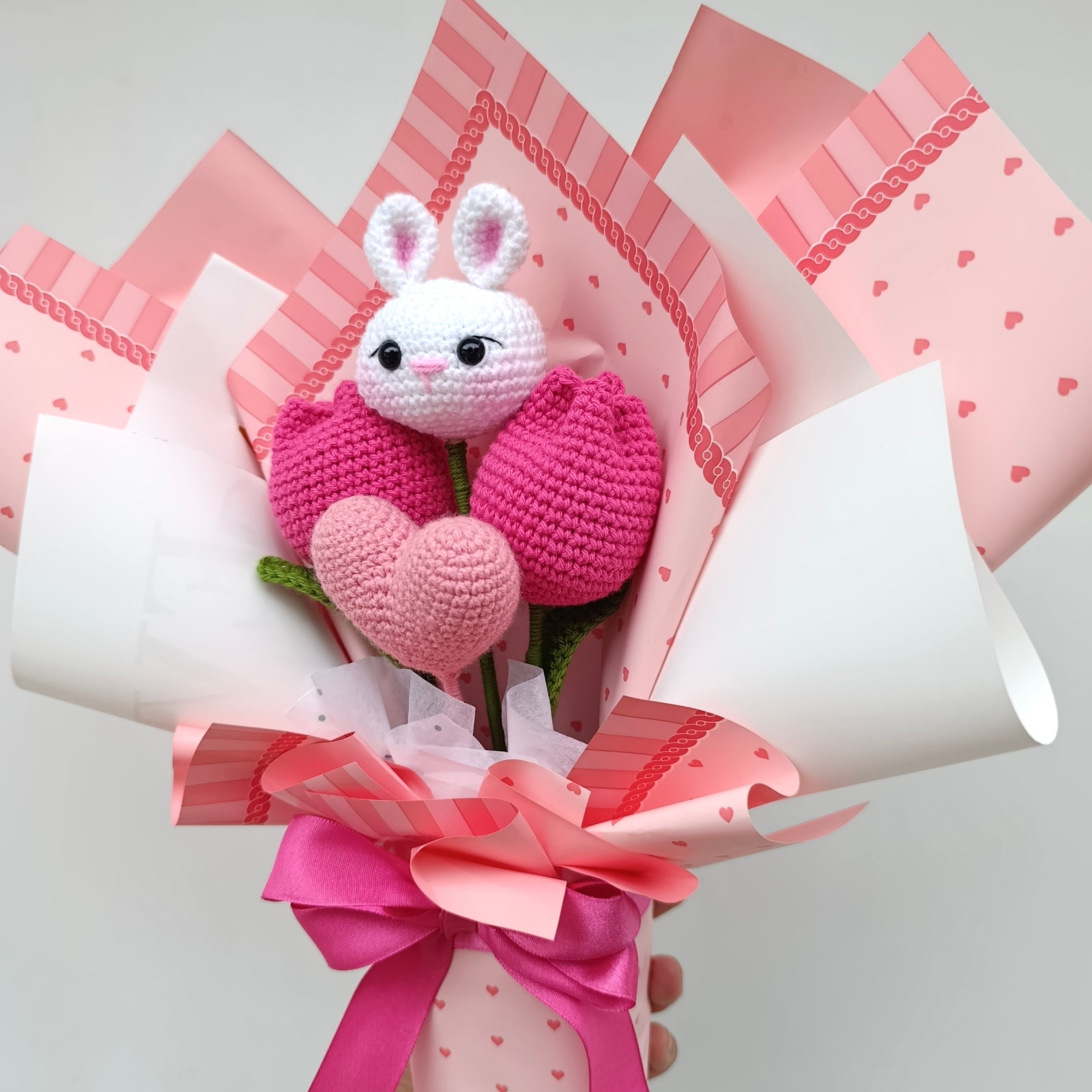 Ramo Coneja Tejida con Tulipanes