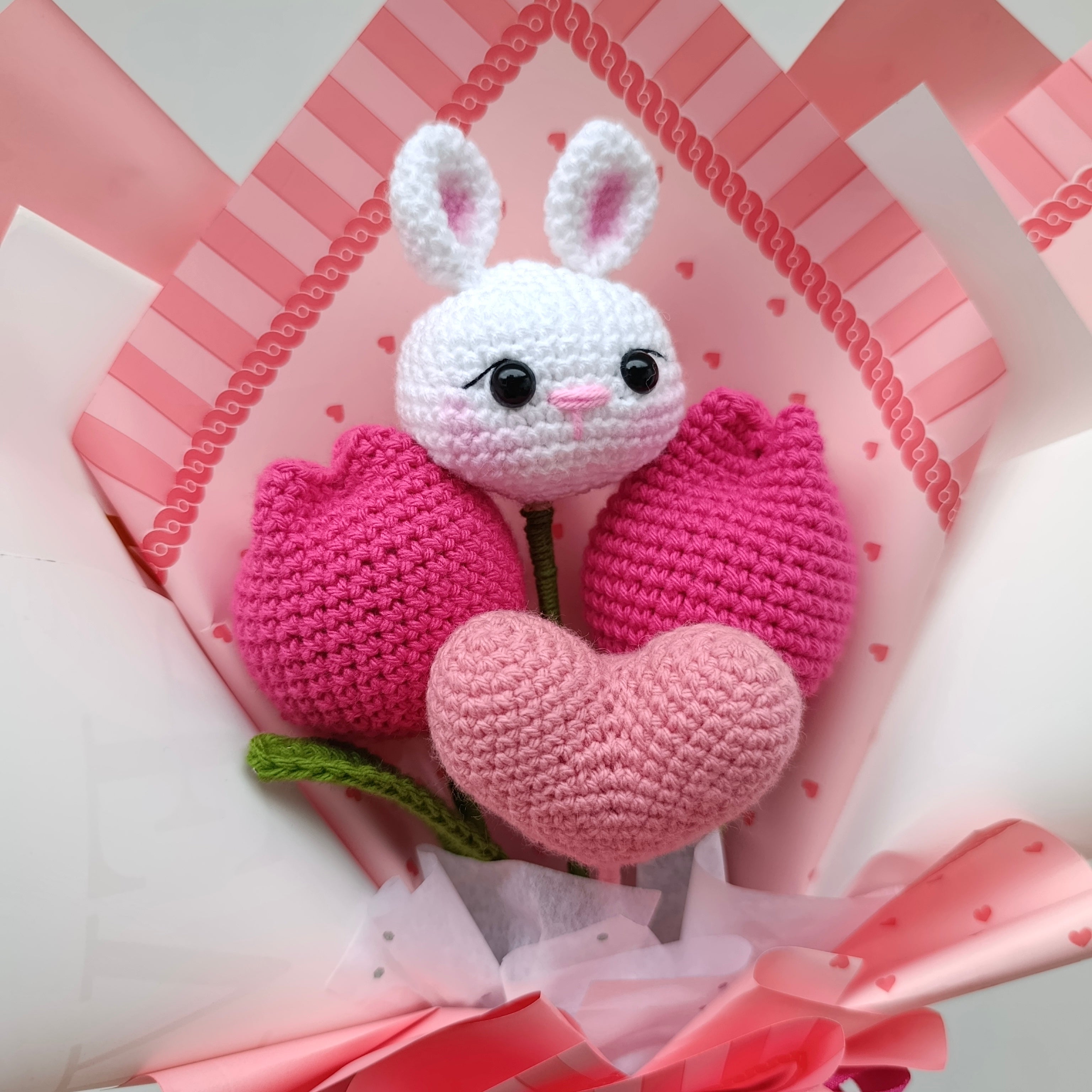 Ramo Coneja Tejida con Tulipanes