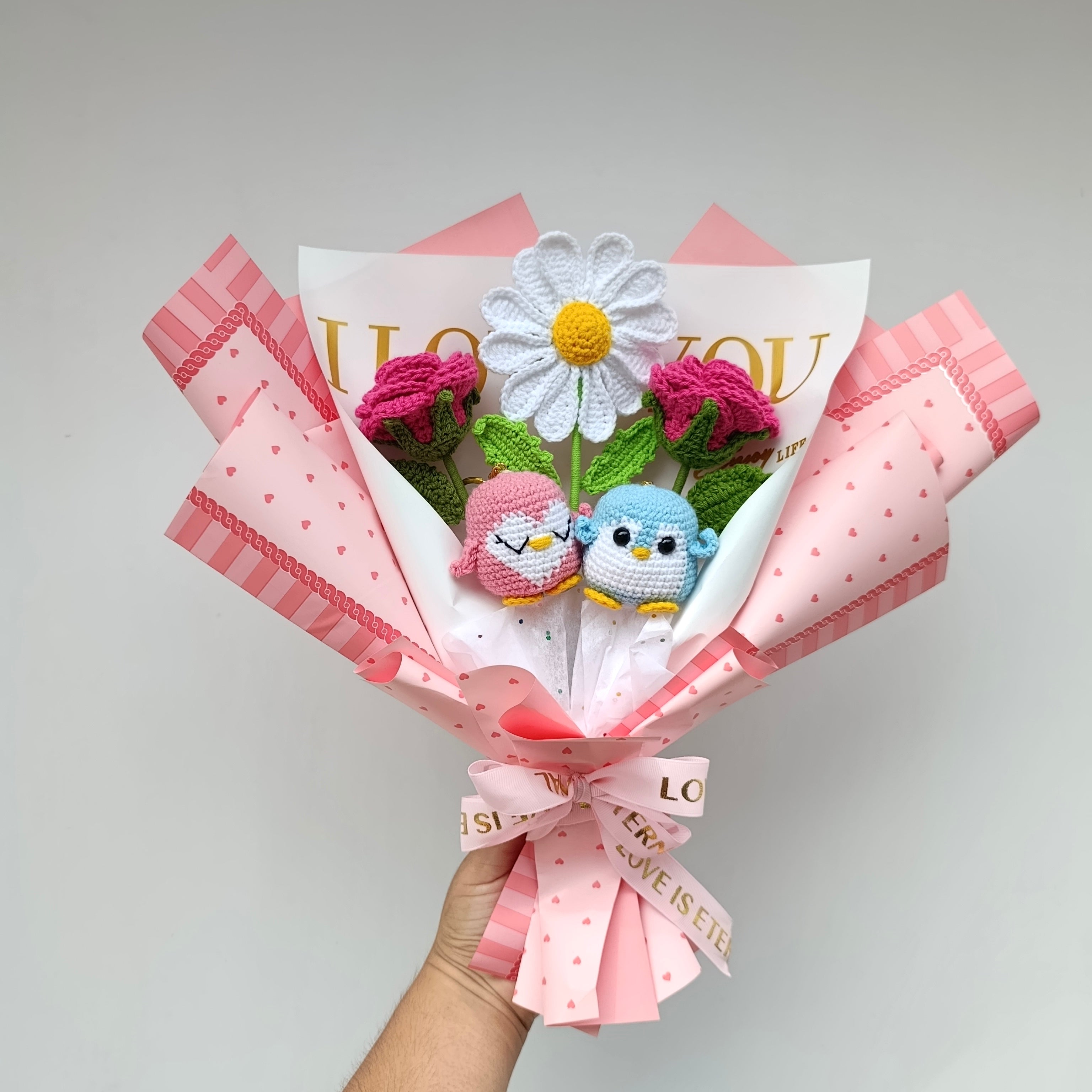 Ramo Pingüinos Tejidos con Rosas y Margarita