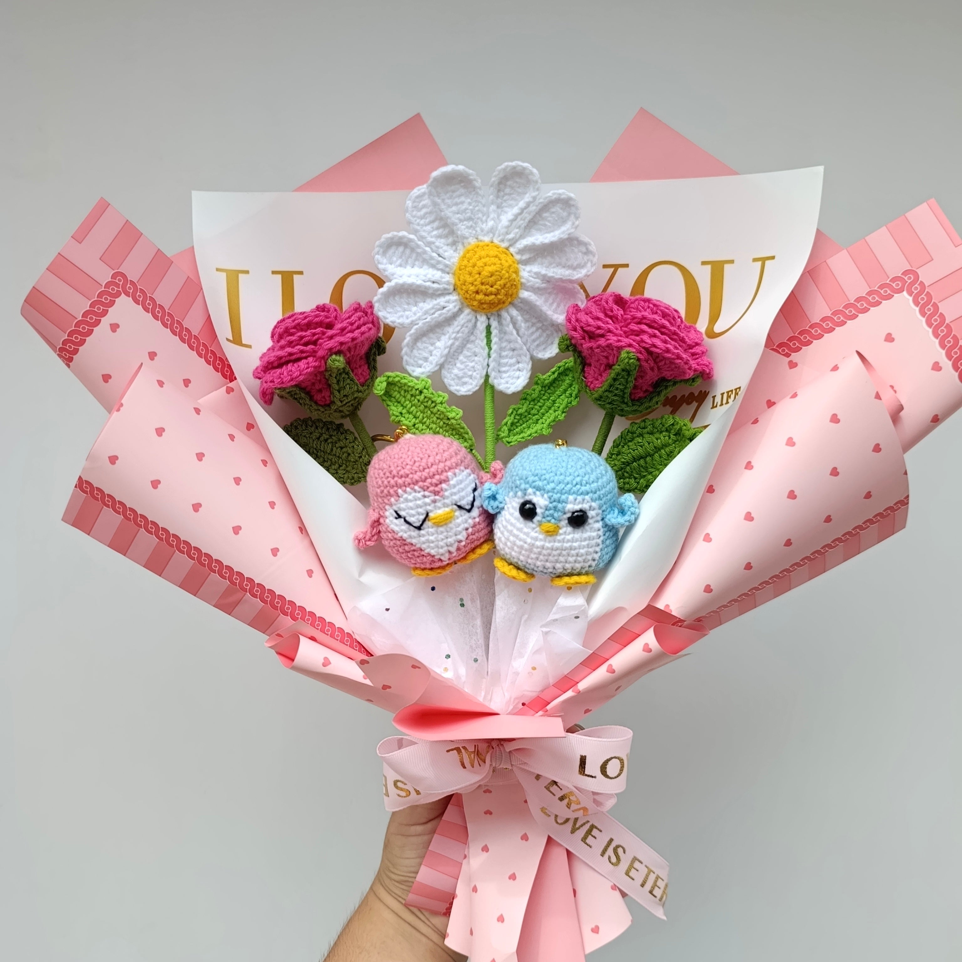 Ramo Pingüinos Tejidos con Rosas y Margarita