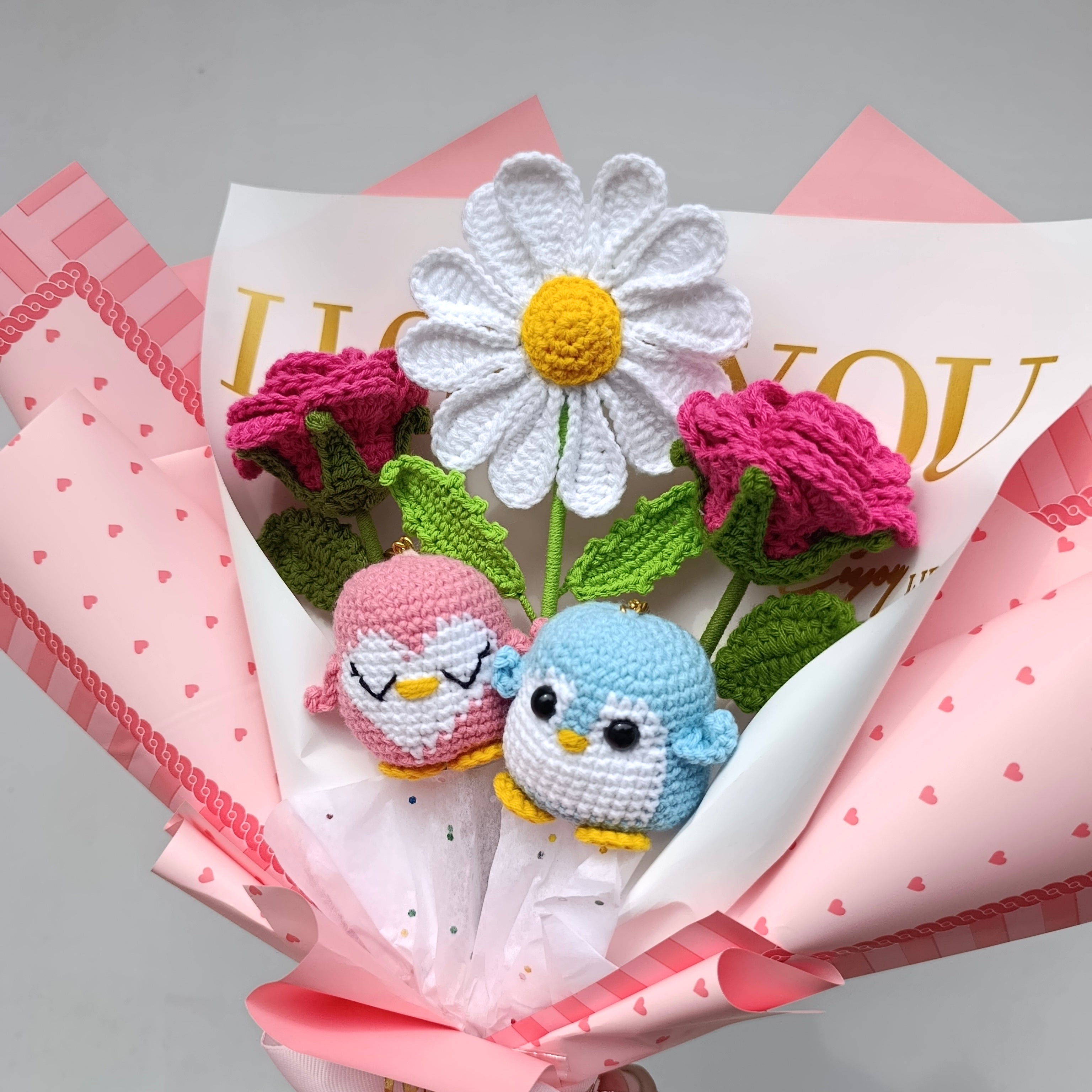 Ramo Pingüinos Tejidos con Rosas y Margarita