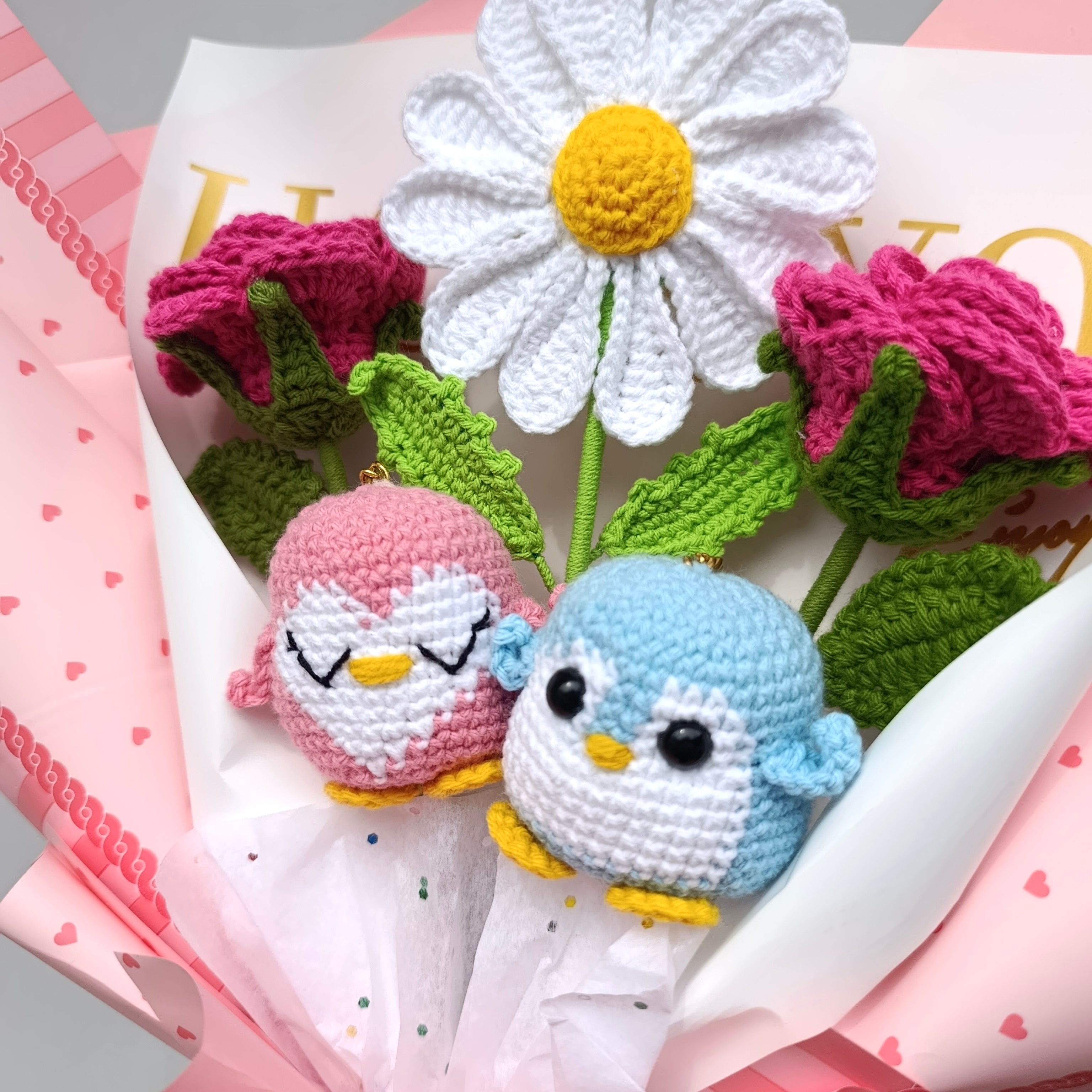 Ramo Pingüinos Tejidos con Rosas y Margarita