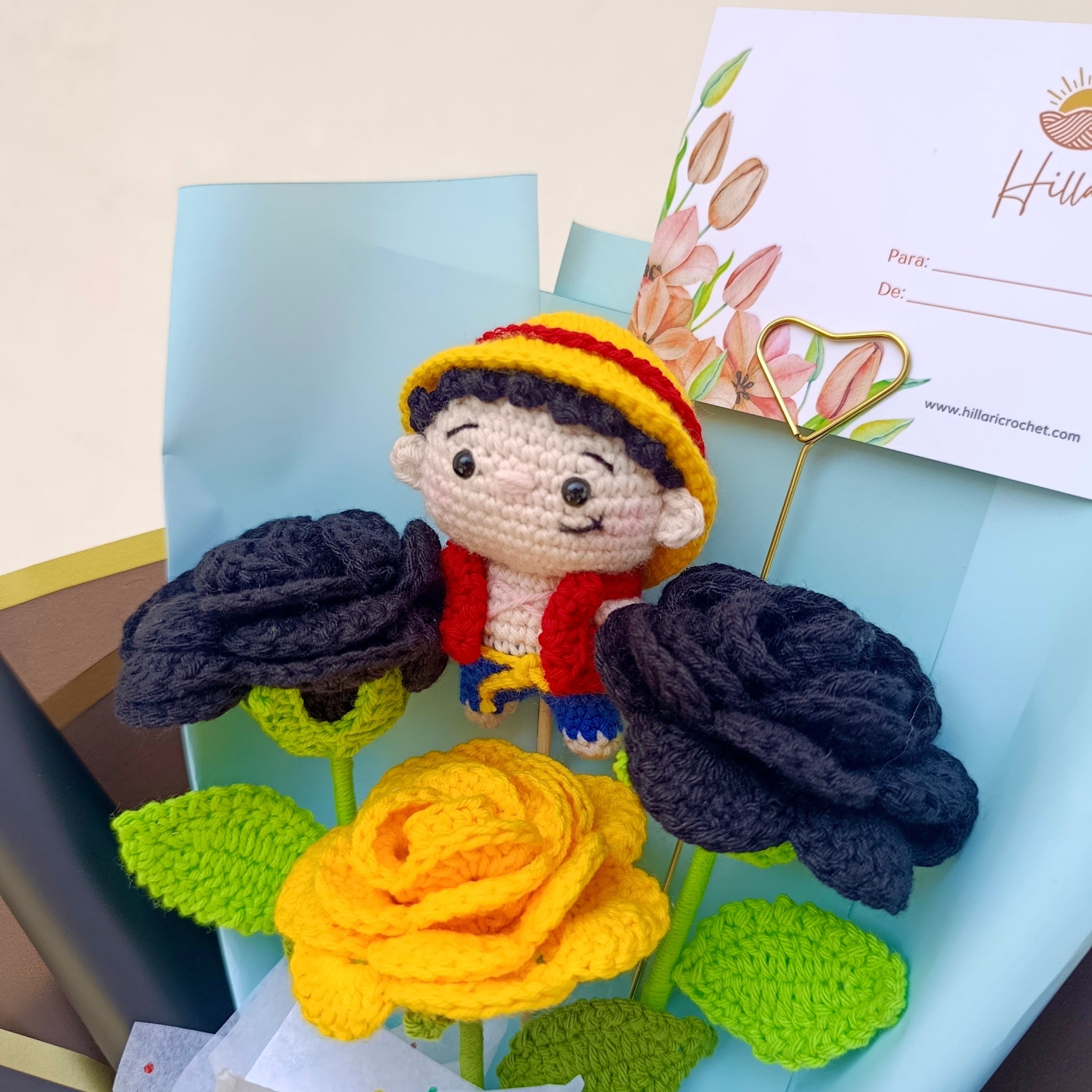 Ramo Crochet Luffy con Rosas Negras y Amarillas