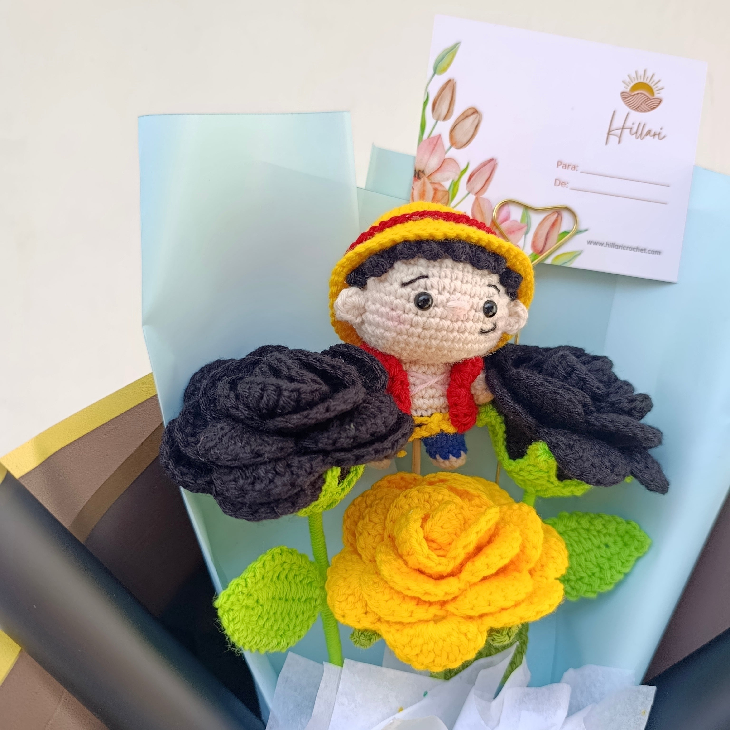 Ramo Crochet Luffy con Rosas Negras y Amarillas