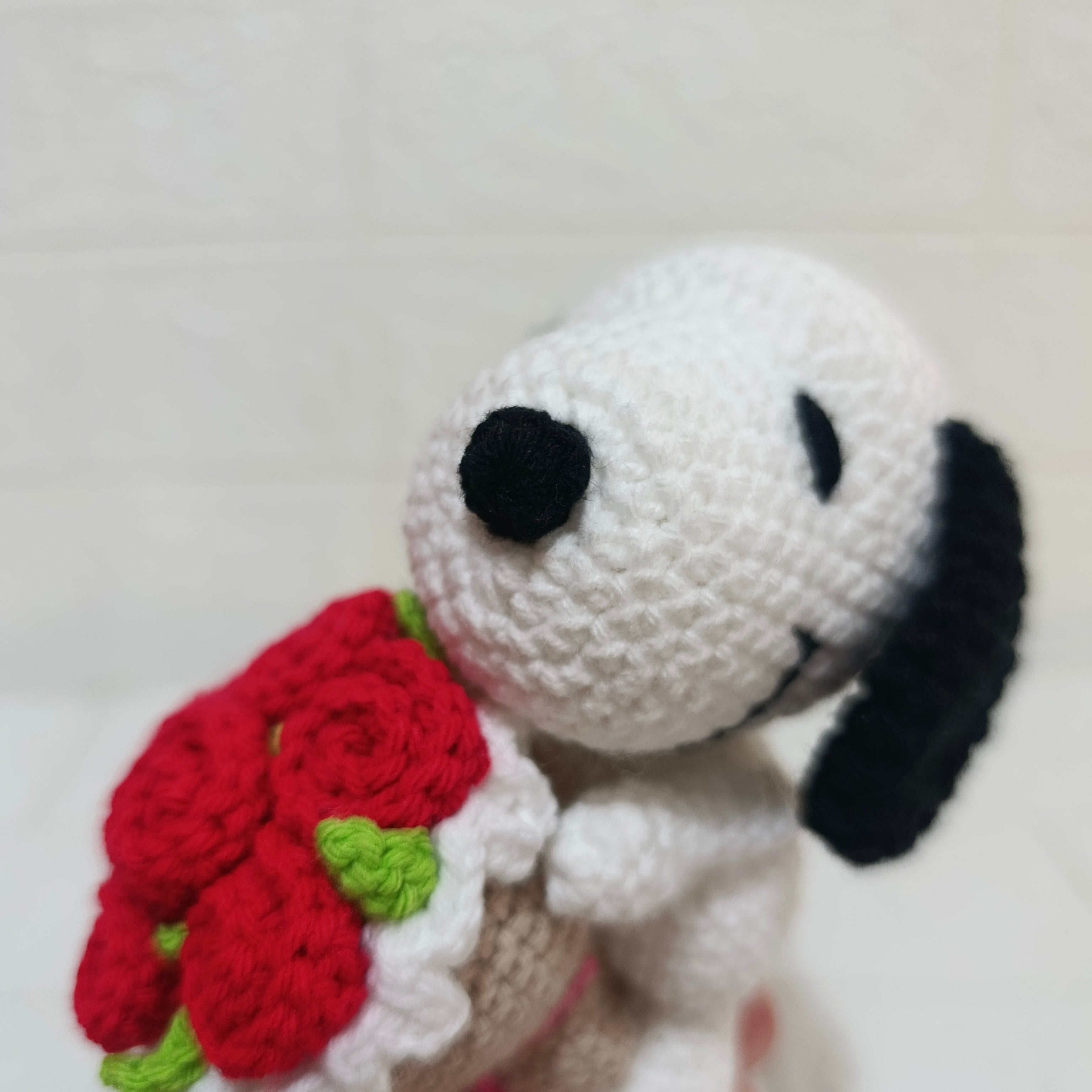 Snoopy con Ramo de Rosas Tejido a Crochet
